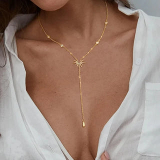 Collar Dorado en Capas con Colgante Y de Zirconia